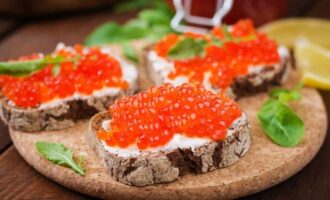 Бутерброды с красной икрой