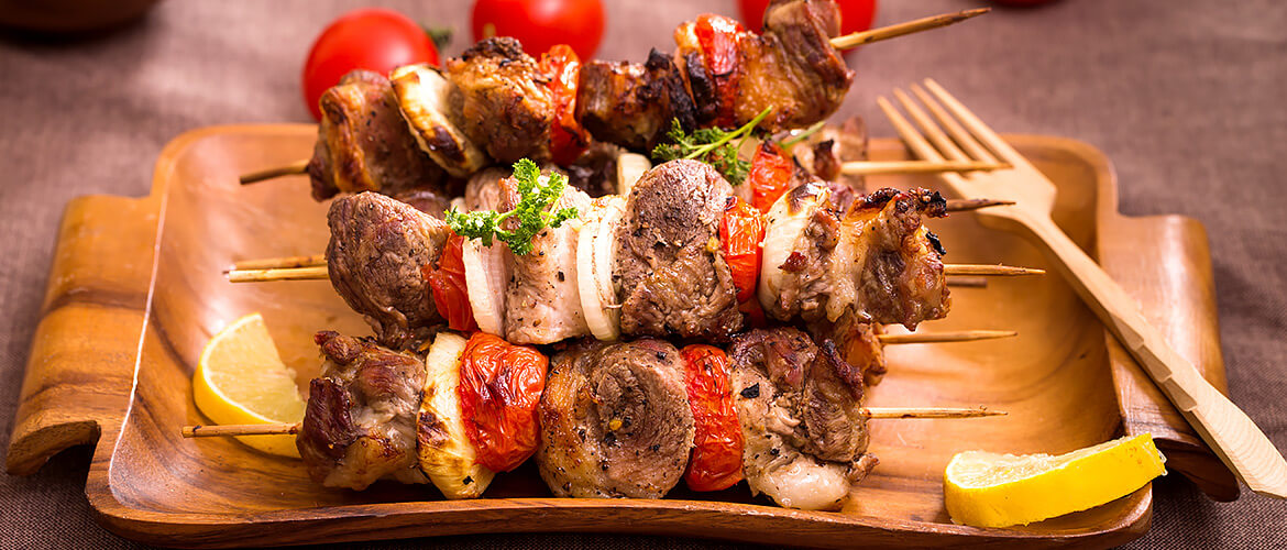 Куриный шашлык на шпажках с овощами Изысканный куриный шашлык на шпажках с овощами: сочные кусочки курицы и яркие овощи на деревянных шпажках