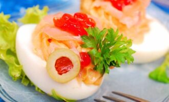 фаршированные яйца с красной икрой