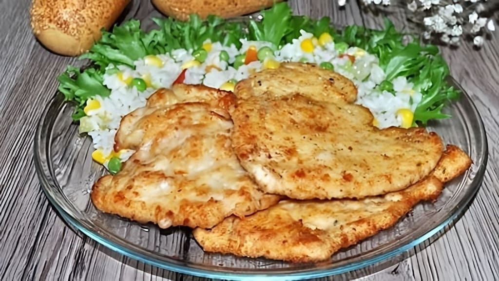 Куриные отбивные на сковороде Классические куриные отбивные на сковороде с хрустящей золотистой панировкой и веточкой розмарина