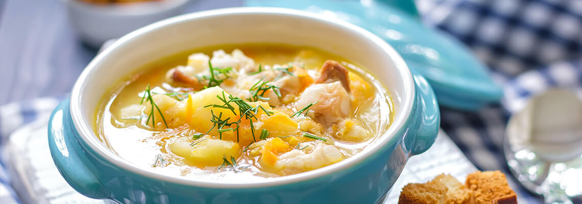 Насыщенный гороховый суп с копчеными ребрами и сметаной