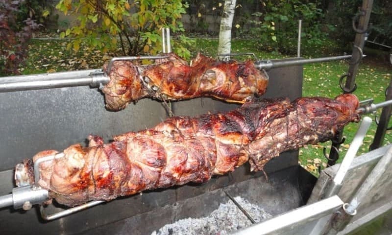 Ажьцаа дзны Уникальный ажьцаа дзны — копченое мясо, жаренное на вертеле