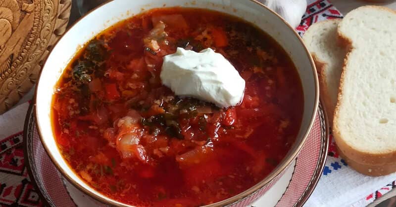 Борщ донской: наваристый казачий суп в чугунке с мясом и томатной заправкой