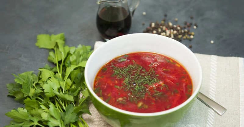 Флотский борщ с тушенкой и фасолью в металлической миске