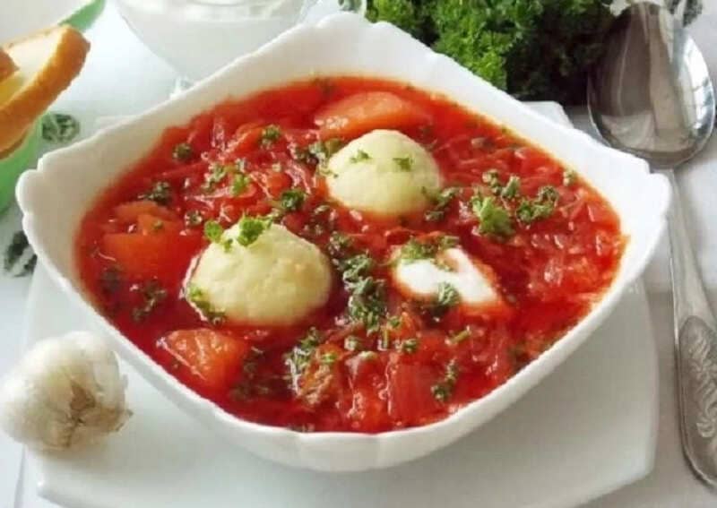 Борщ полтавский с галушками в тарелке со сметаной