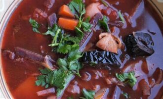 Борщ с черносливом и грибами