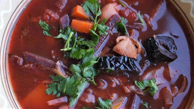 Ароматный борщ с черносливом и грибами в глиняной миске