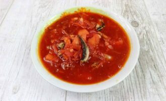 Борщ с килькой в томате и фасолью