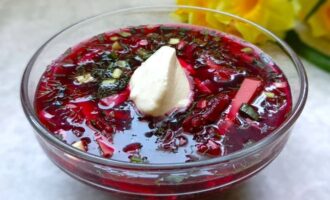 Борщ с колбасой и свеклой