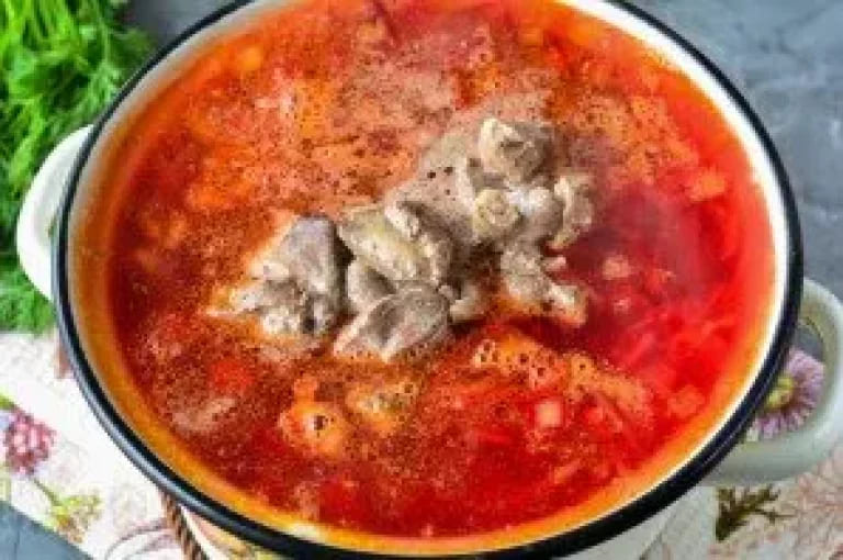 Борщ с потрохами Борщ с потрохами в глиняной миске со сметаной и зеленью