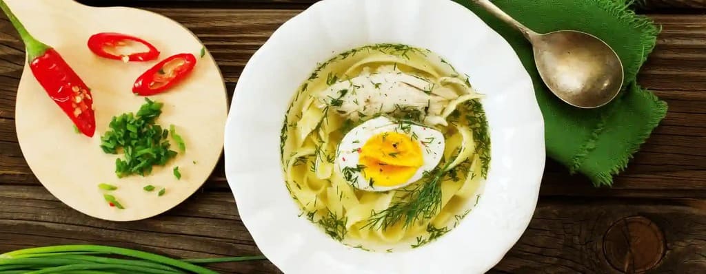 куриный бульон с яйцом