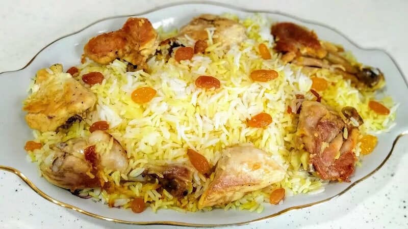 Слоёный дошеме плов с курицей в казане: видимые слои риса, курицы, моркови, сухофруктов и нута