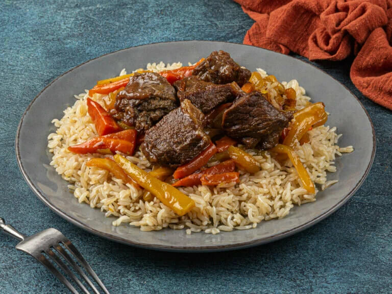 Древний фисинджан — азербайджанское блюдо из мяса в густом орехово-гранатовом соусе