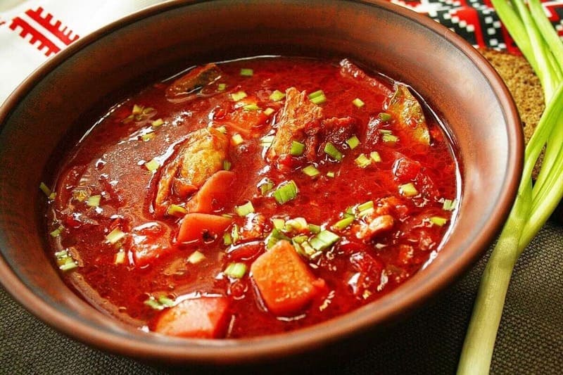 Домашний казачий борщ Наваристый казачий борщ с мясом в чугунном казане, подается со сметаной и зеленью