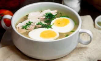 Куриный бульон с яйцом