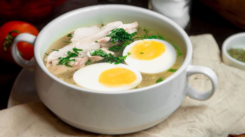 Целебный куриный бульон с яичной паутинкой и зеленым луком