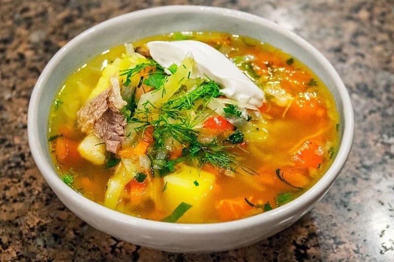 Гармоничные щи из свежей капусты с мясом и сметаной