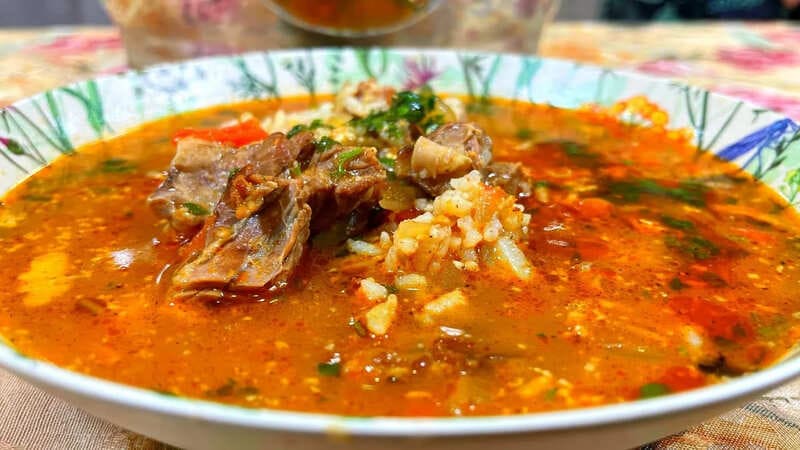 Суп харчо из говядины с рисом Суп харчо из говядины с рисом в тарелке