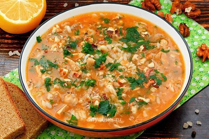Суп харчо из курицы с рисом в тарелке
