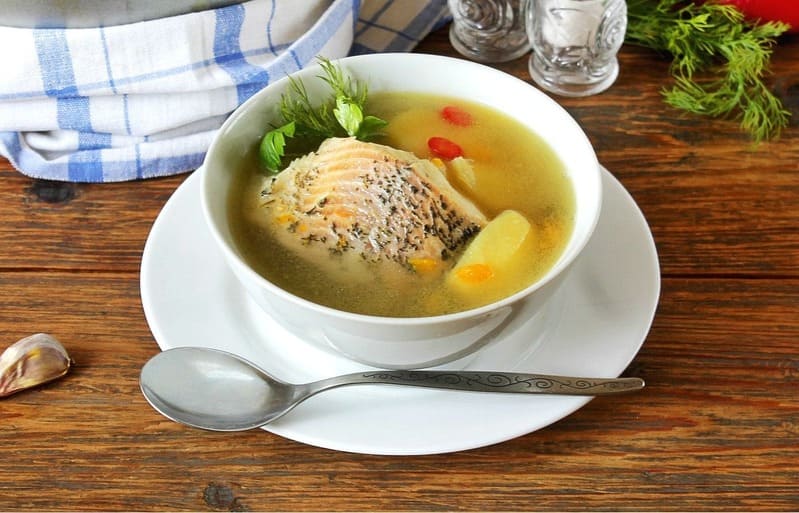 Кристальная уха из речной рыбы с зеленью