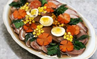 Заливное из говяжьего языка
