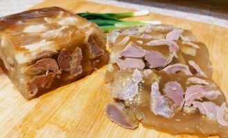 Заливное из куриных желудков