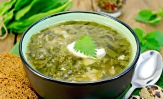 Зеленый борщ с крапивой и яйцом