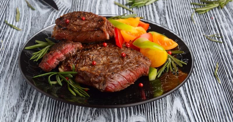 Уникальный антрекот из говядины на сковороде с рубиновой мякотью medium rare