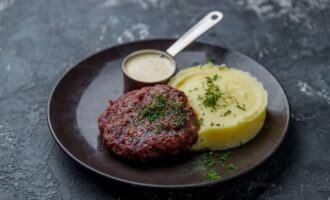 Бифштекс с картофельным пюре