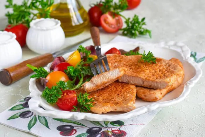 Ароматный эскалоп из индейки на сковороде с румяной корочкой, политый сливочно-чесночным соусом с розмарином