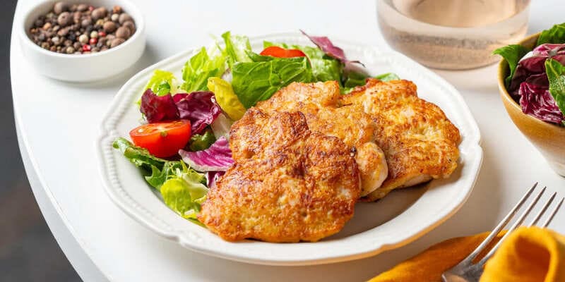 Быстрый эскалоп из курицы на сковороде с румяной корочкой, политый масляным соусом с петрушкой