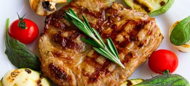 Дымный эскалоп из свинины на гриле с полосами от решетки и блестящей медово-горчичной глазурью