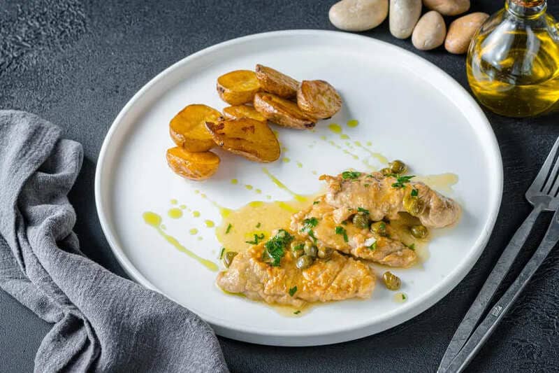 Эскалоп с соусом Бархатистый эскалоп с соусом из сливок и белого вина, украшенный тимьяном