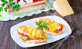 Грудка отбивная с помидорами и сыром