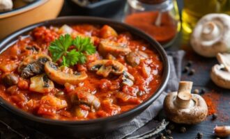 Красный соус с луком и грибами