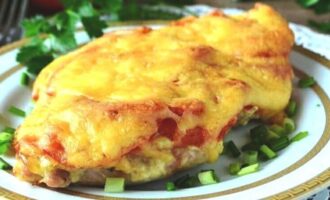 Куриная отбивная с помидором и сыром