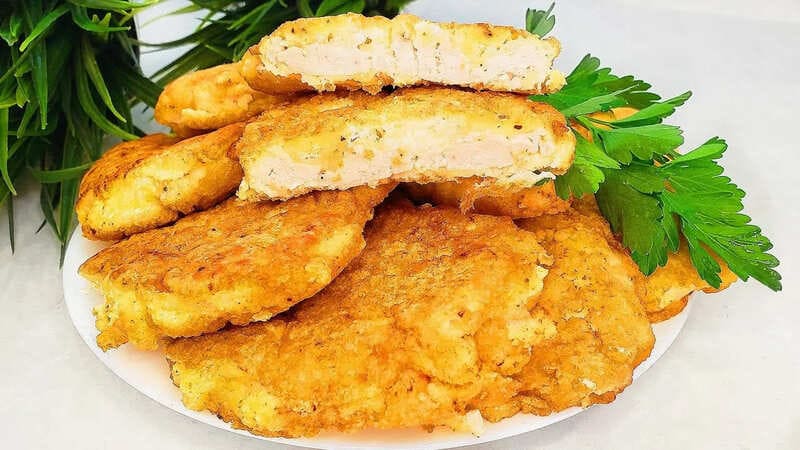 Восхитительные куриные отбивные на сковороде с хрустящей золотистой панировкой и гарниром