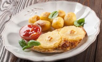 Куриные отбивные с ананасом и сыром