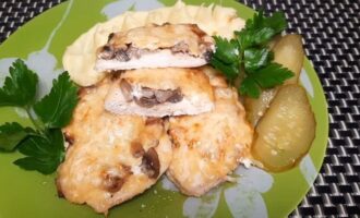 Куриные отбивные с грибами и сыром