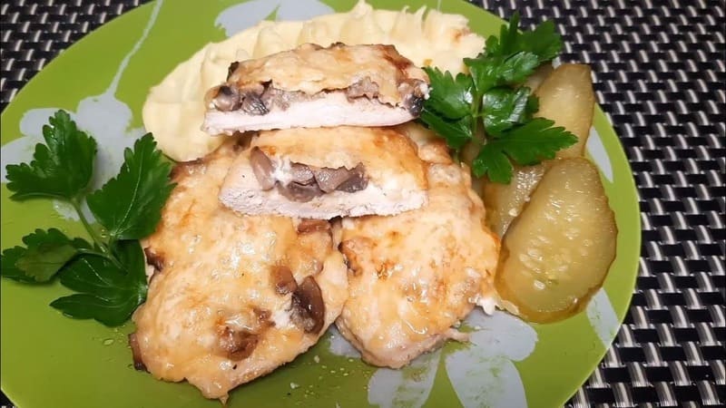 Лучшие куриные отбивные с грибами и сыром с золотистой сырной корочкой