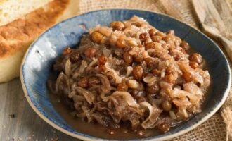 Луковый соус с изюмом