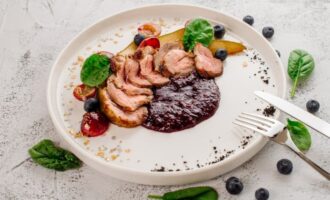 Медальоны из утки на сковороде