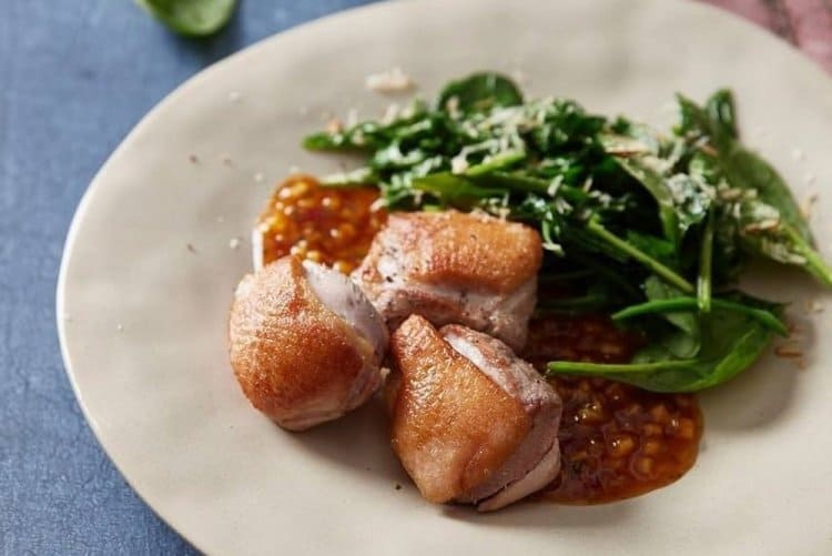 Медальоны из утки в духовке Лионские медальоны из утки в духовке с хрустящей кожей и запеченной грушей