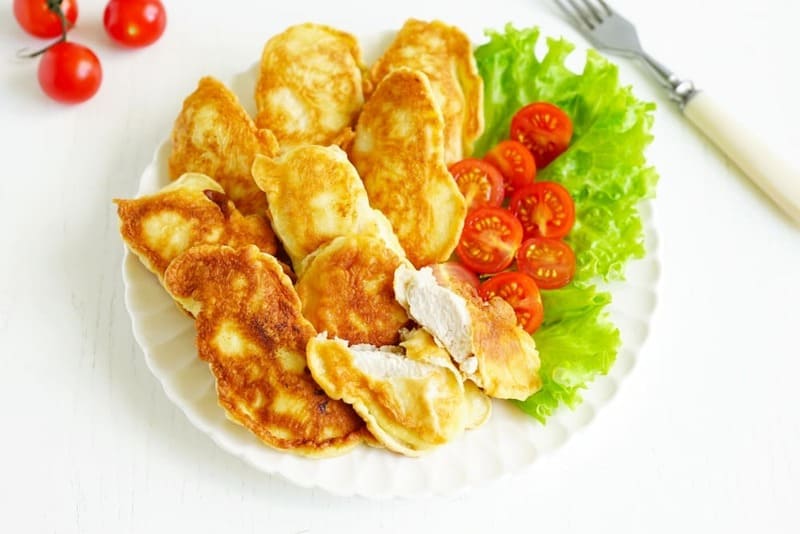 Отбивная куриная грудка в кляре Фирменная отбивная куриная грудка в кляре с золотистой хрустящей корочкой