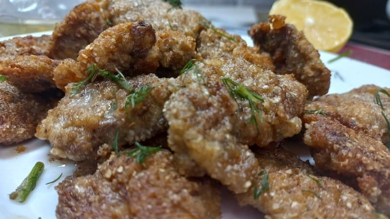 Отбивные из куриных сердечек Изысканные отбивные из куриных сердечек на сковороде с золотистой корочкой
