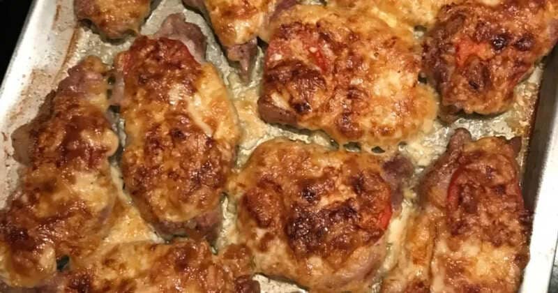 Насыщенные отбивные из шеи свинины, запеченные в духовке на овощной подушке