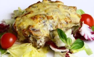 Отбивные из свинины с грибами и сыром