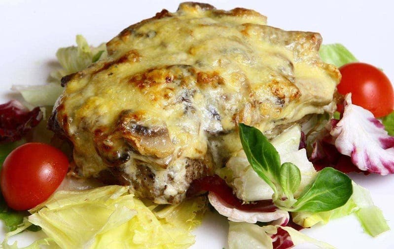 Отбивные из свинины с грибами и сыром Праздничные отбивные из свинины с грибами и сыром в хрустящей панировке, в разрезе видна аппетитная начинка