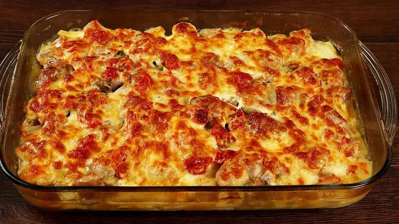 Прованские отбивные по-французски, запеченные в духовке с картофелем, луком и морковью под сырным соусом Бешамель