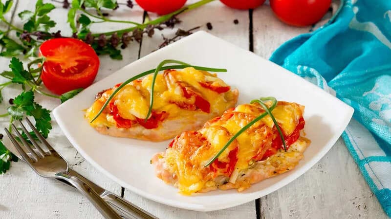 Отбивные в духовке с помидорами и сыром Итальянские отбивные в духовке с помидорами и сыром: свиные стейки, запеченные под шапкой расплавленной моцареллы с помидорами и луком